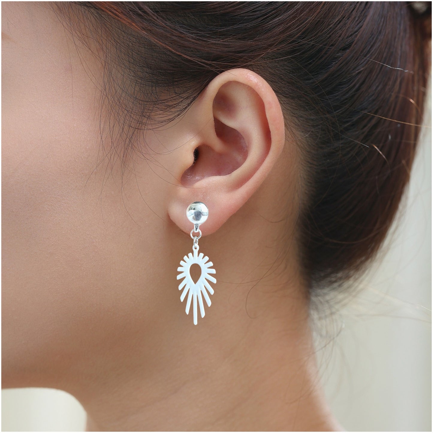 Interchangeable Shine teardrop white earrings. Detachable earrings for a truly hypoallergenic jewellery on a white young woman