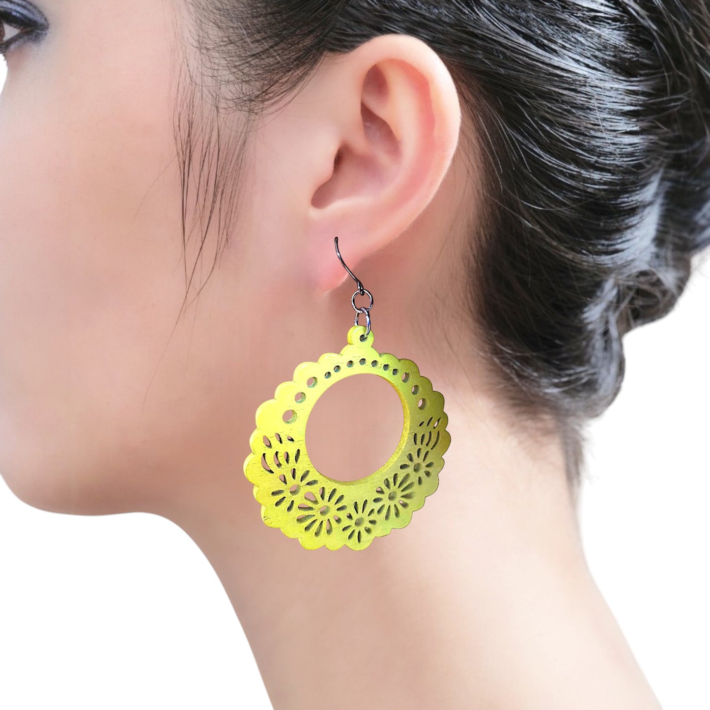 Boucles d'oreilles en bois avec motif floral