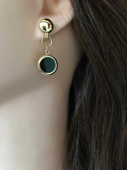 TI-GO Gold and black ring earring. Detachable earrings for a truly hypoallergenic jewellery on a white young woman.
