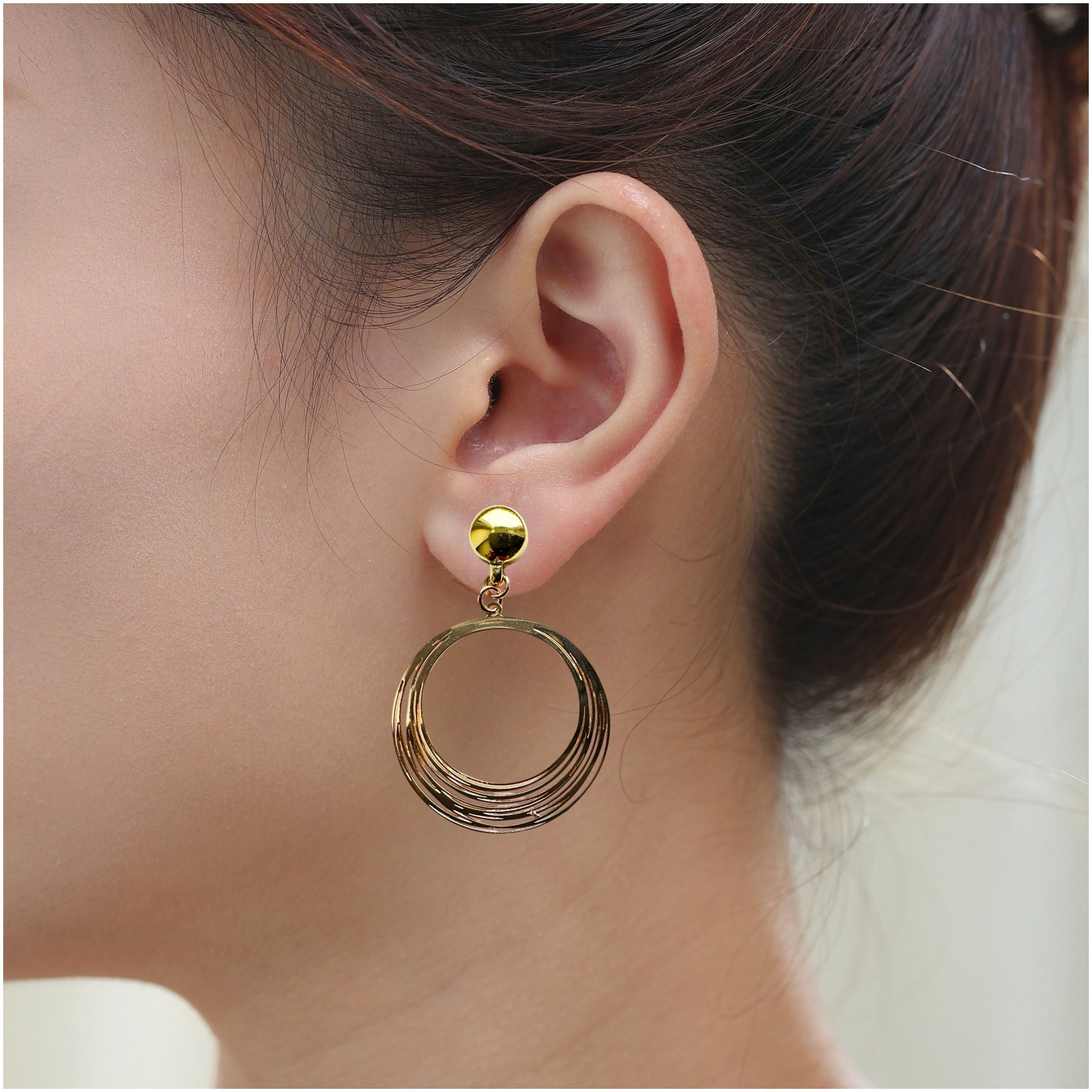 Gold String Rings earrings. Detachable earrings for a truly hypoallergenic jewellery on a white young woman