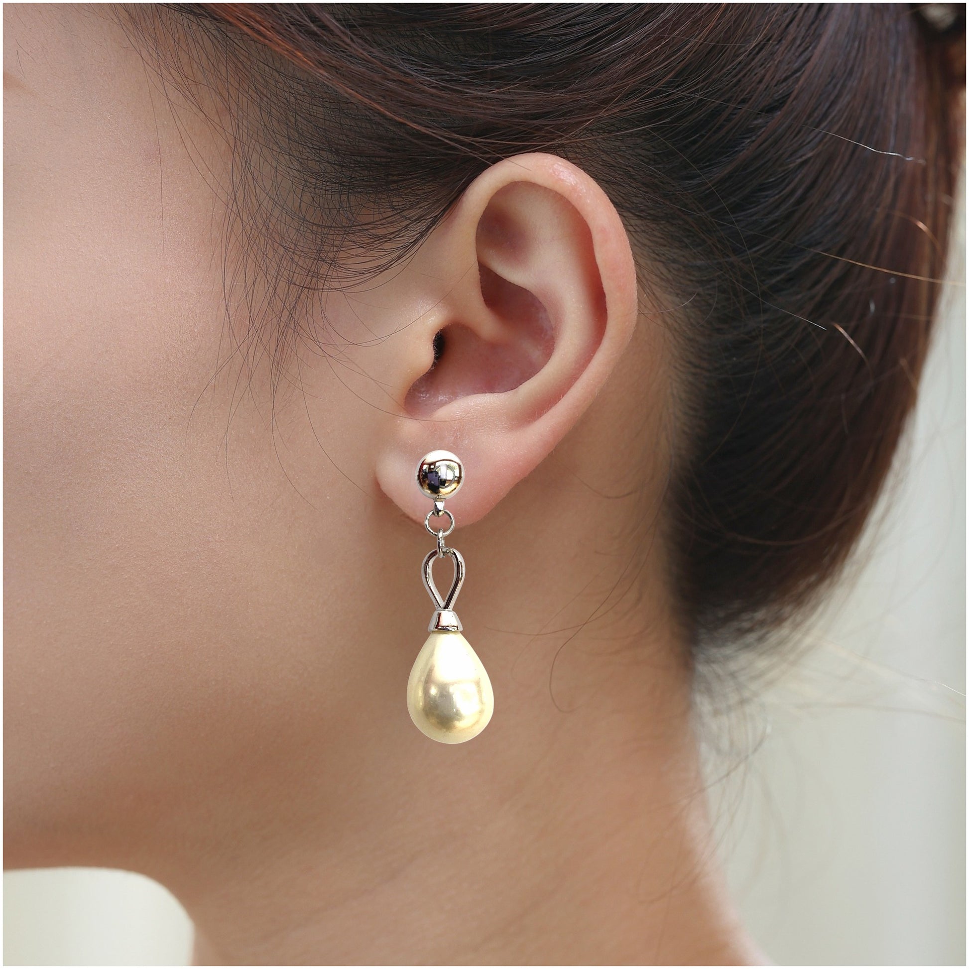 Teardrop Pearl interchangeable earring. Detachable earrings for a truly hypoallergenic jewellery on a white young woman