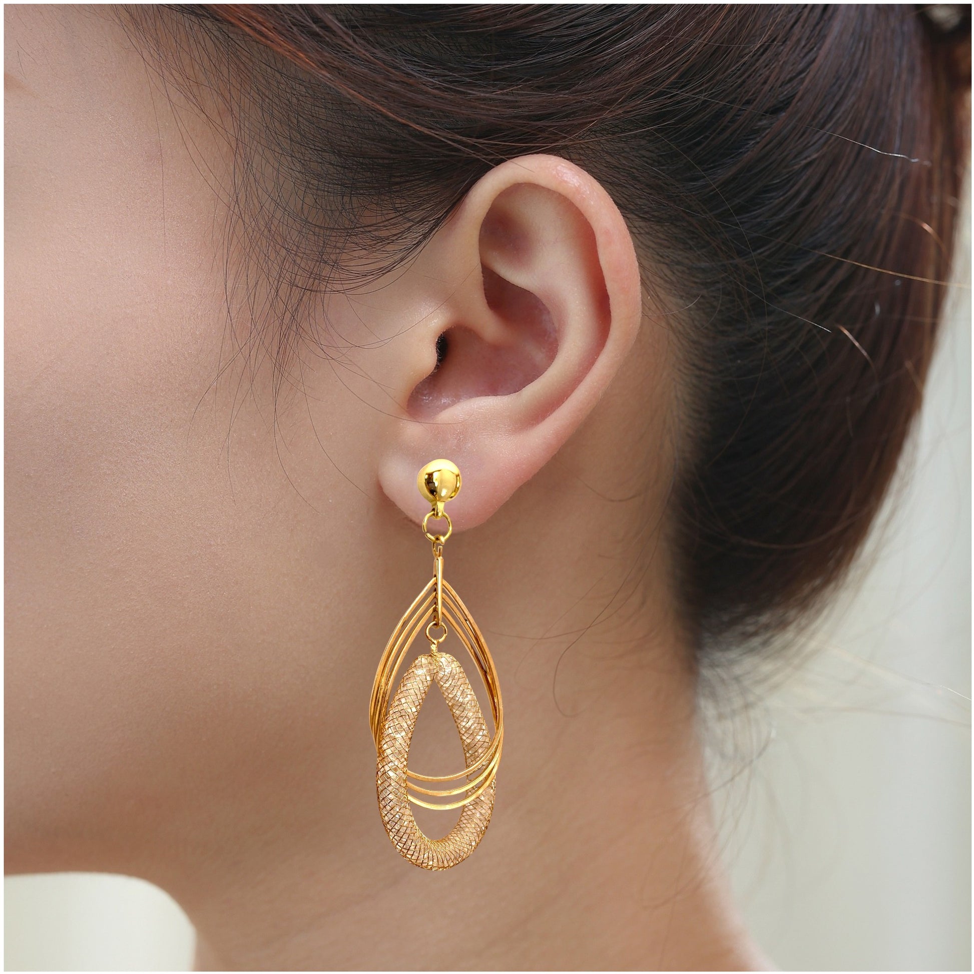 Dewdrop Hoops earrings. Magnetic titanium interchangeable earring system. Detachable earrings for a truly hypoallergenic jewellery on a white young woman. gold