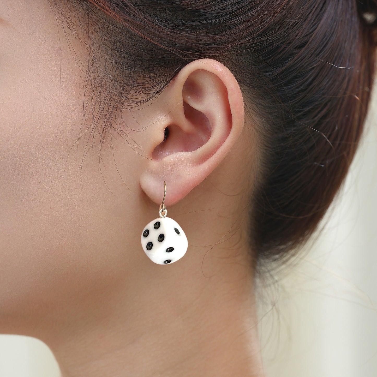 jeu de dés – earrings with a titanium hook on a white young woman