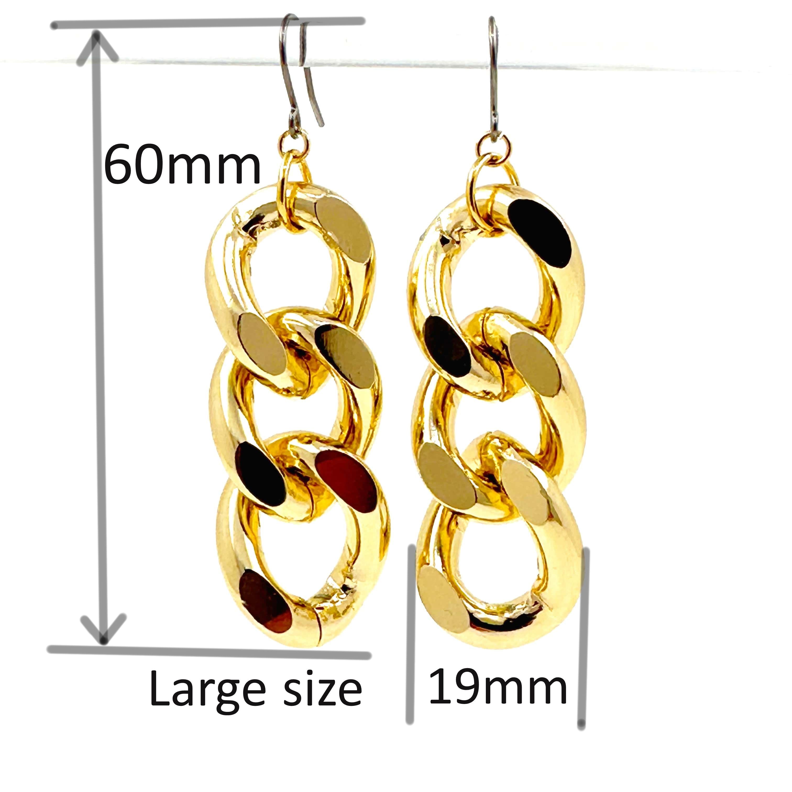 Gold chain earrings and a titanium hook on a white background with dimensions