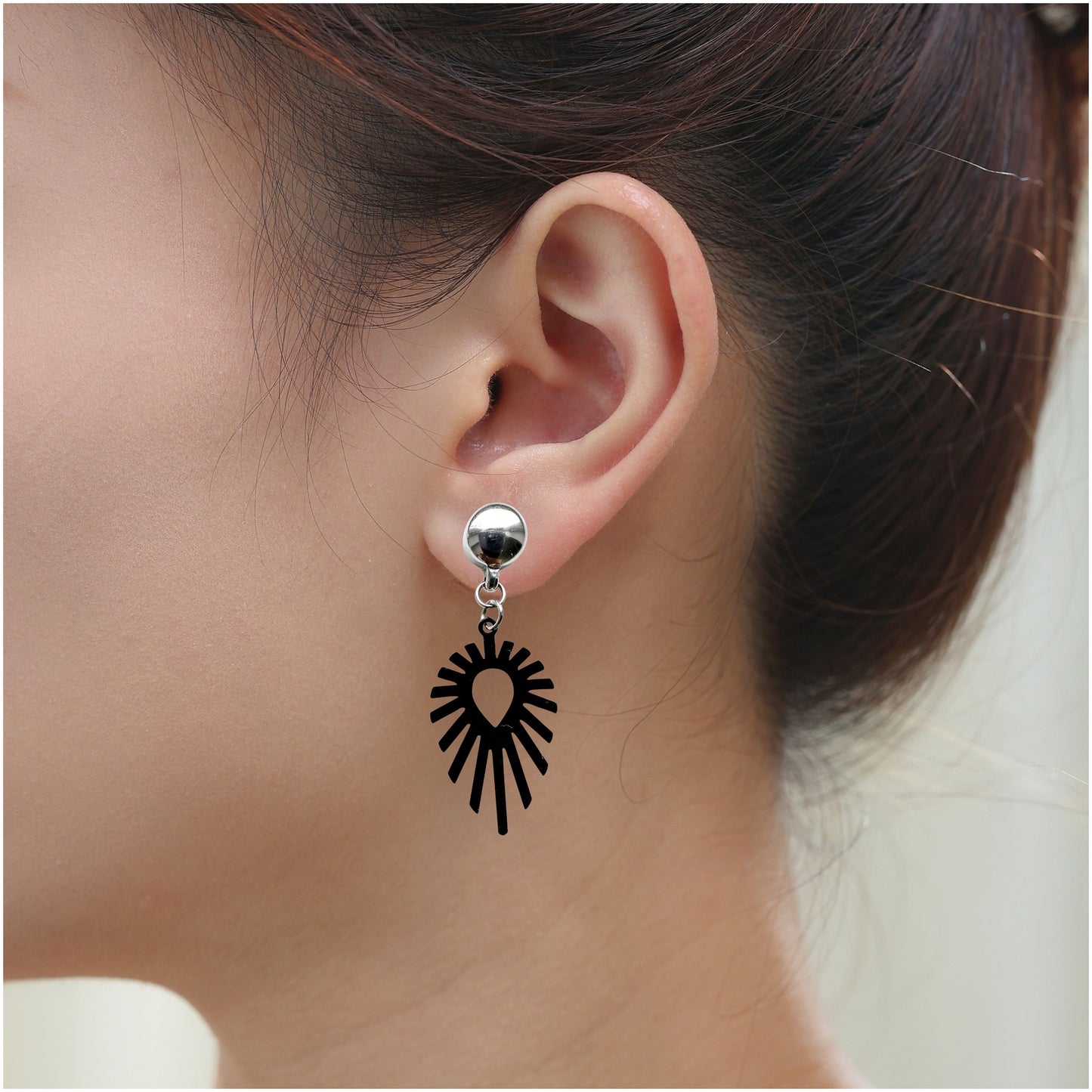 Shine teardrop black earrings. Detachable earrings for a truly hypoallergenic jewellery on a white young woman