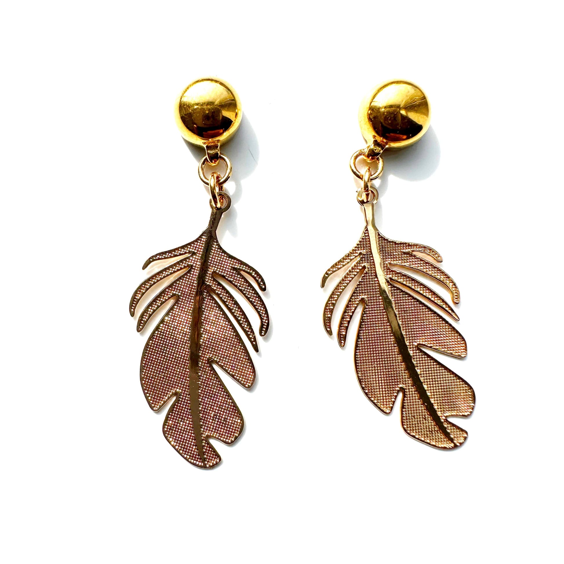 TI-GO Stylized monstera leaf earring. Detachable earrings for a truly hypoallergenic jewellery on a white background