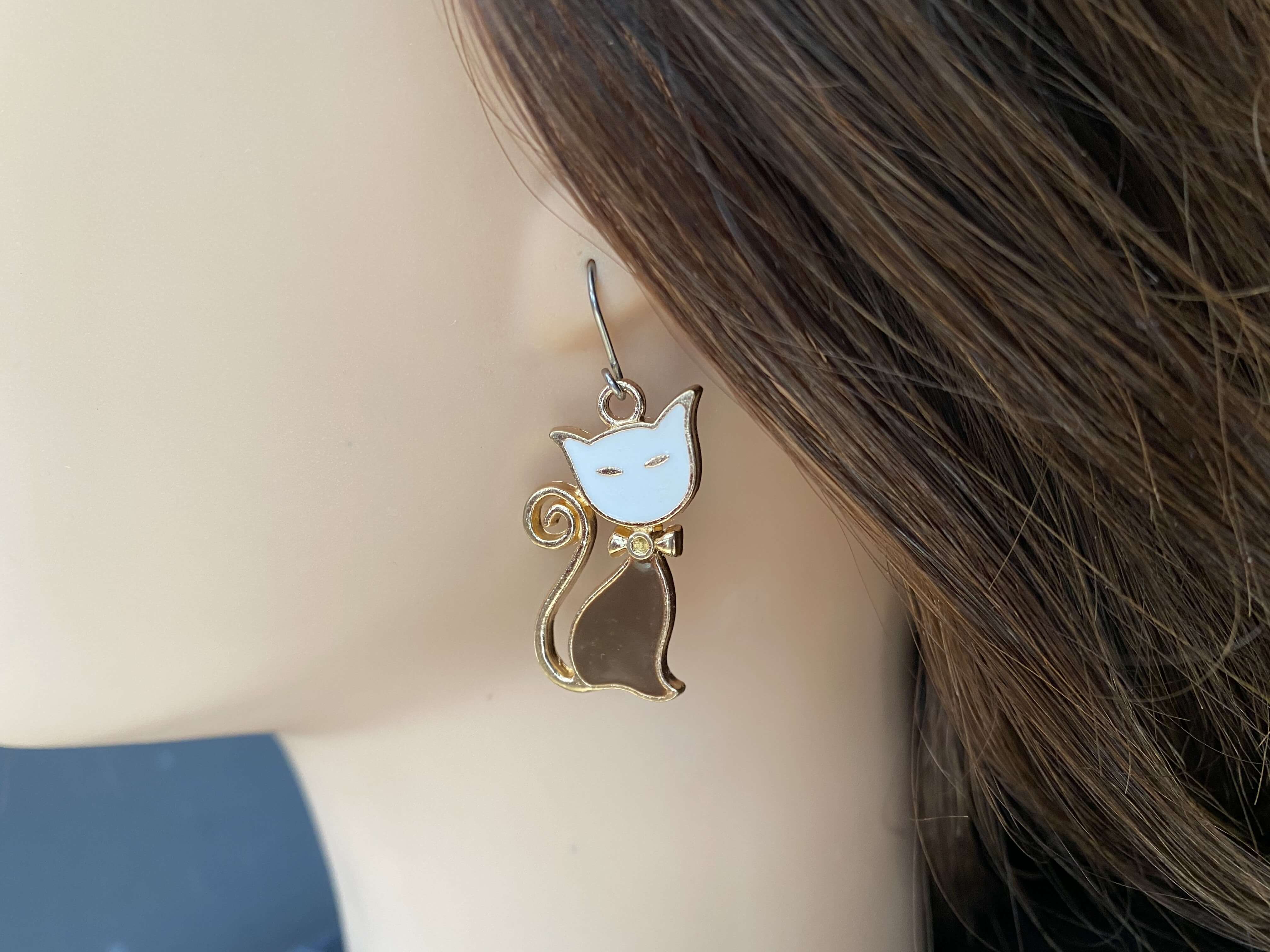 Cat Charm brown on ear